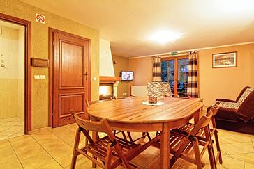 apartament dwupoziomowy z kominkiem